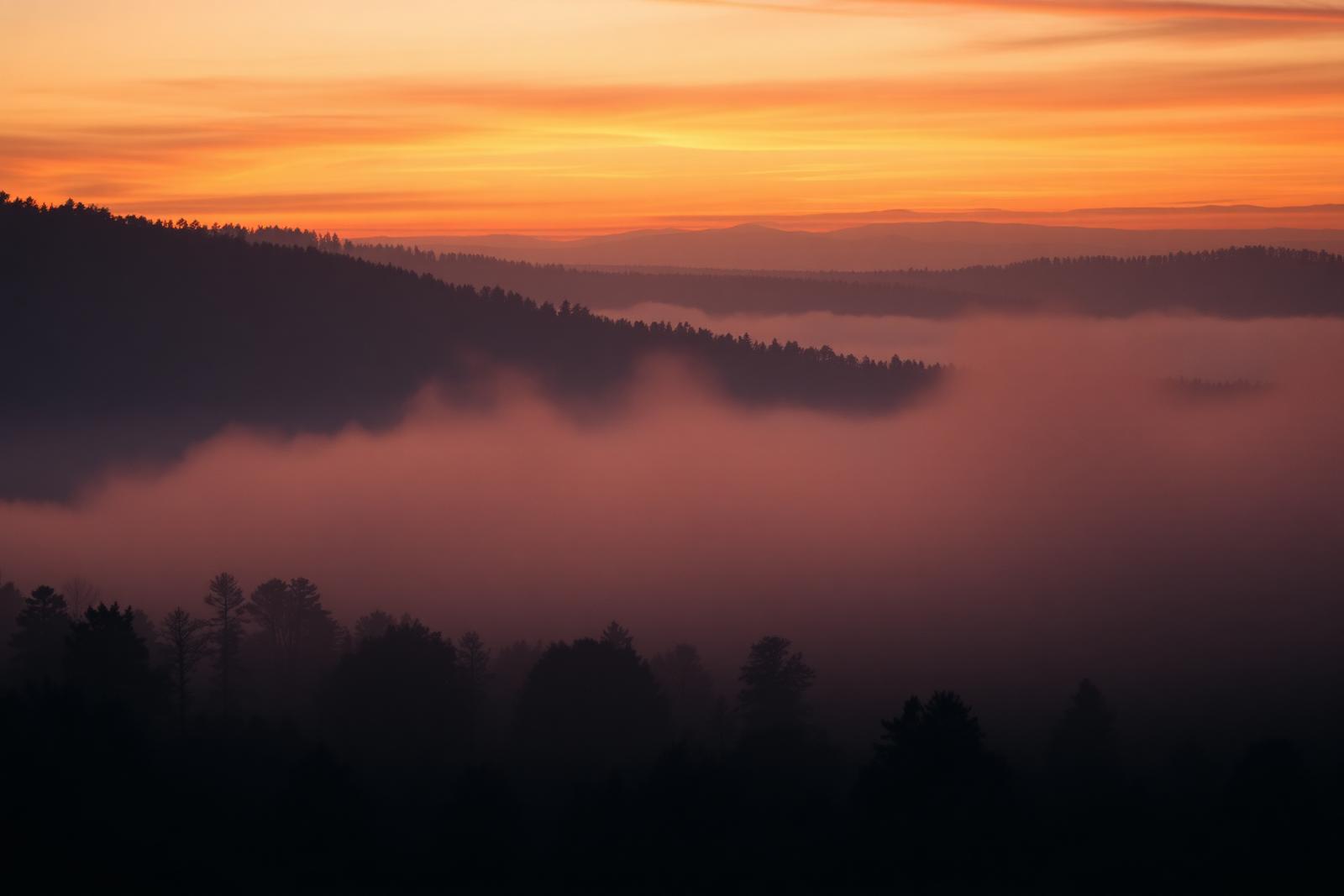 Paisagem enevoada ao entardecer