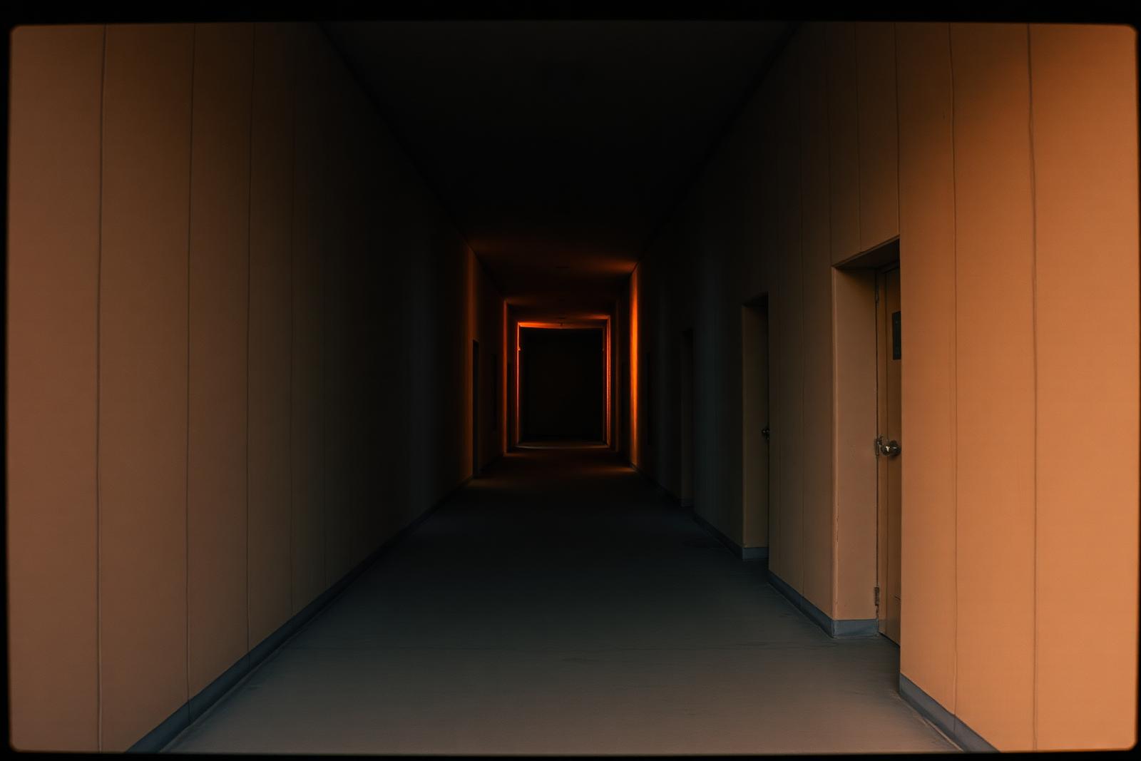 Corredor com luz âmbar